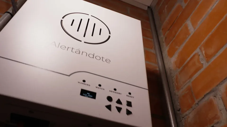 Receptor Alertándote instalado en un muro